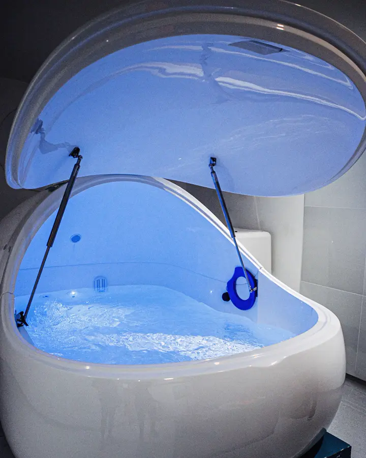 Inside the open pod: the raised lid, the light ring and the still salt water.