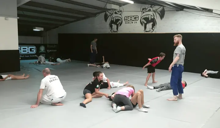 Kids training jiu-jitsu
